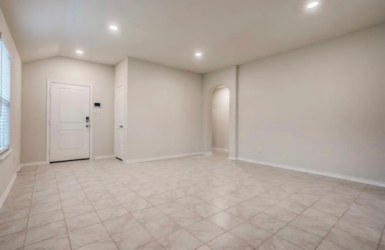 Building Photo - 2426 Lupton