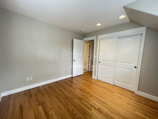 Building Photo - 10235 NW Edgewood Dr