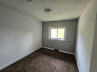 Building Photo - 3 bed 1 bath w/ fireplace!