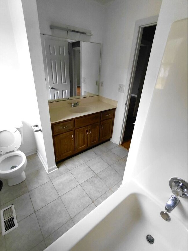 Building Photo - 104 Victoria Dr