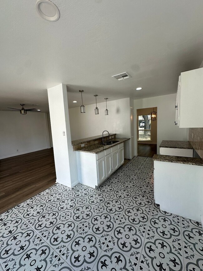 Building Photo - 6807 Laguna Norte