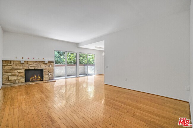 Building Photo - 5534 Sylmar Ave