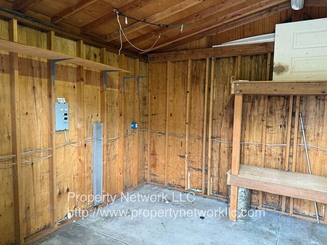 Building Photo - Outstanding 3 Bedroom Fairview Home