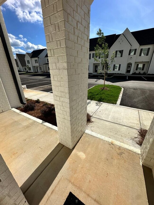 Building Photo - 3 Bed 3.5 Bath in Desirable Meadow Crest Neighborhood!