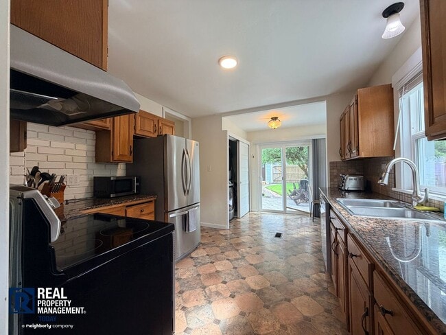 Building Photo - Fully Furnished North Tacoma Home Near Ruston Way & Stadium District!