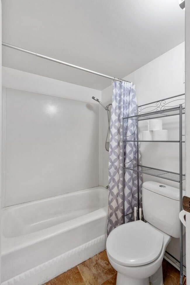 Building Photo - Beautiful 1 Bedroom Condo
