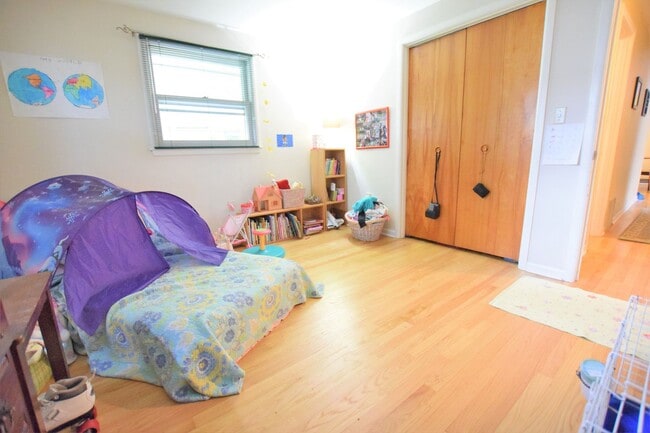 Building Photo - Bright 4 Bedroom Walking to IC