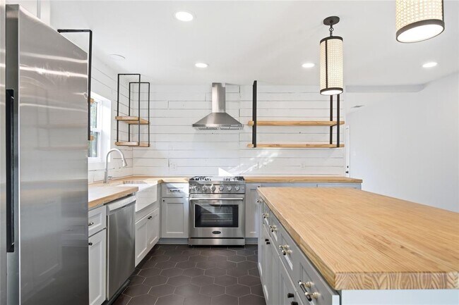 Building Photo - 905 E 53rd St