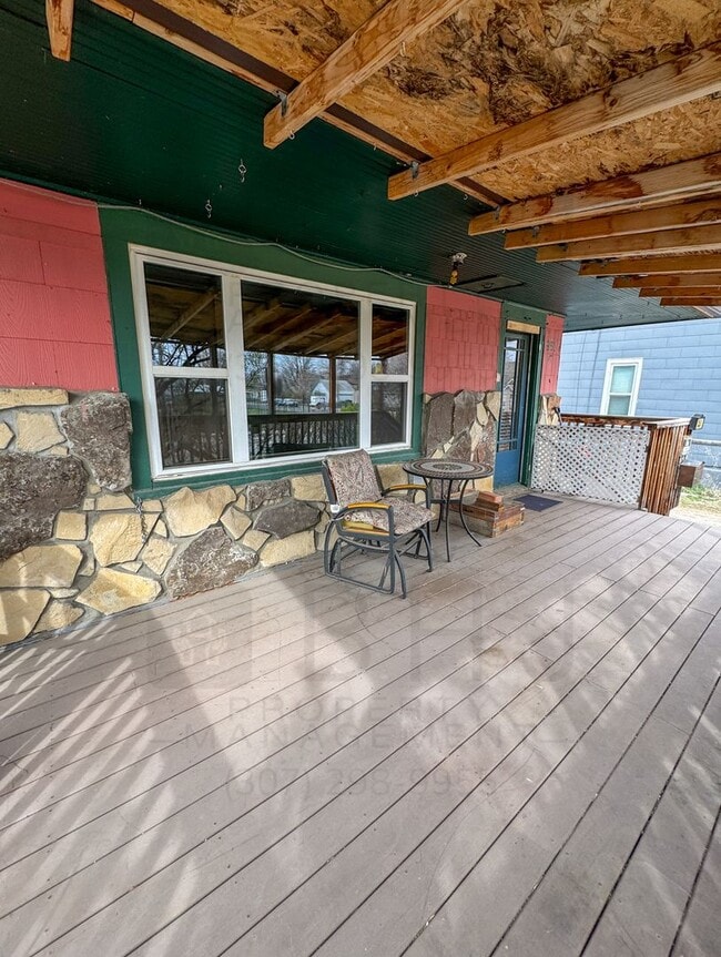 Building Photo - PET FRIENDLY 1 BEDROOM UNIT. INCLUDES UTILITIES AND STORAGE