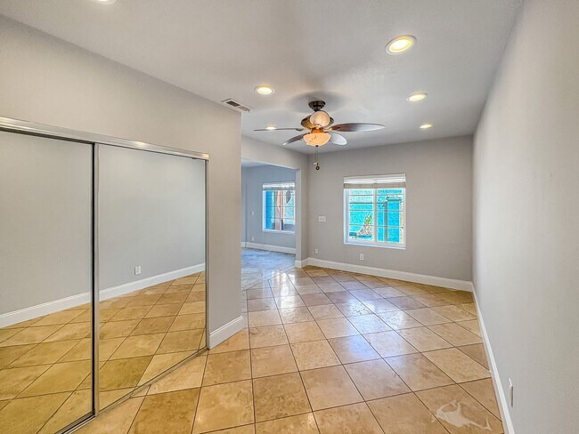 Building Photo - Spacious 4B/3BA Home with Scenic Views and...