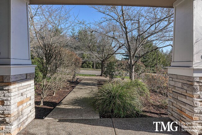 Building Photo - Cute Condo w/ 2 Beds 2 Baths and Patio in Beaverton!