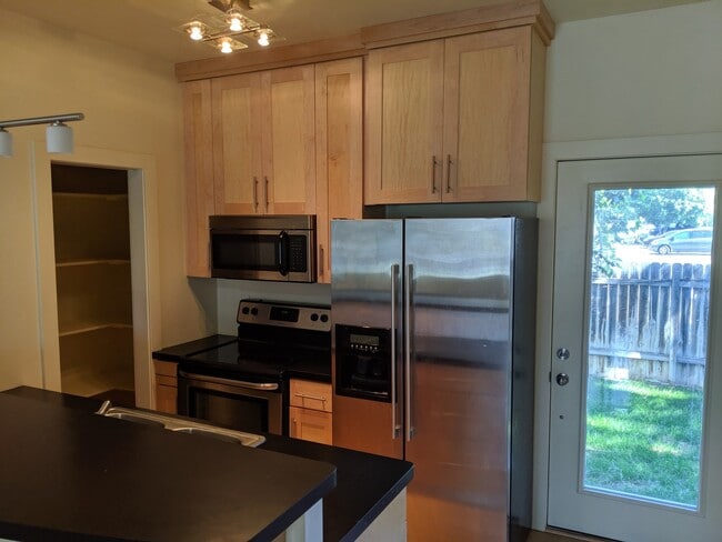 Building Photo - Desirable 2 bed, 2.5 bath Lincoln Park tow...