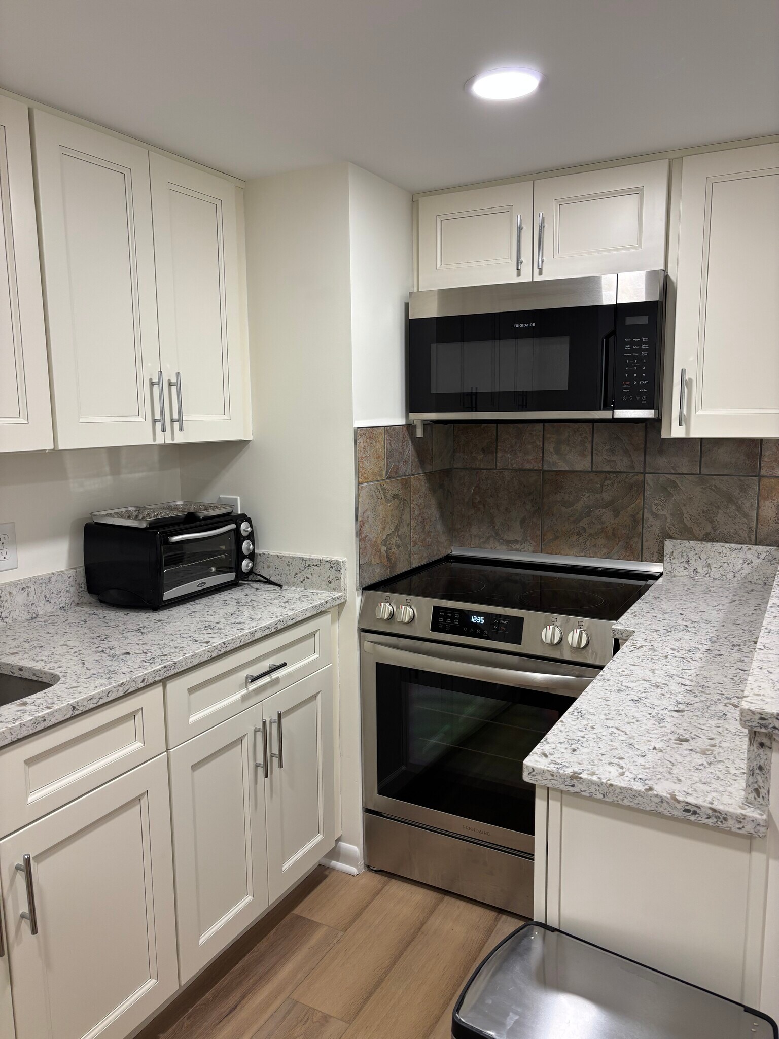 Building Photo - 402 Constitution Ave NE