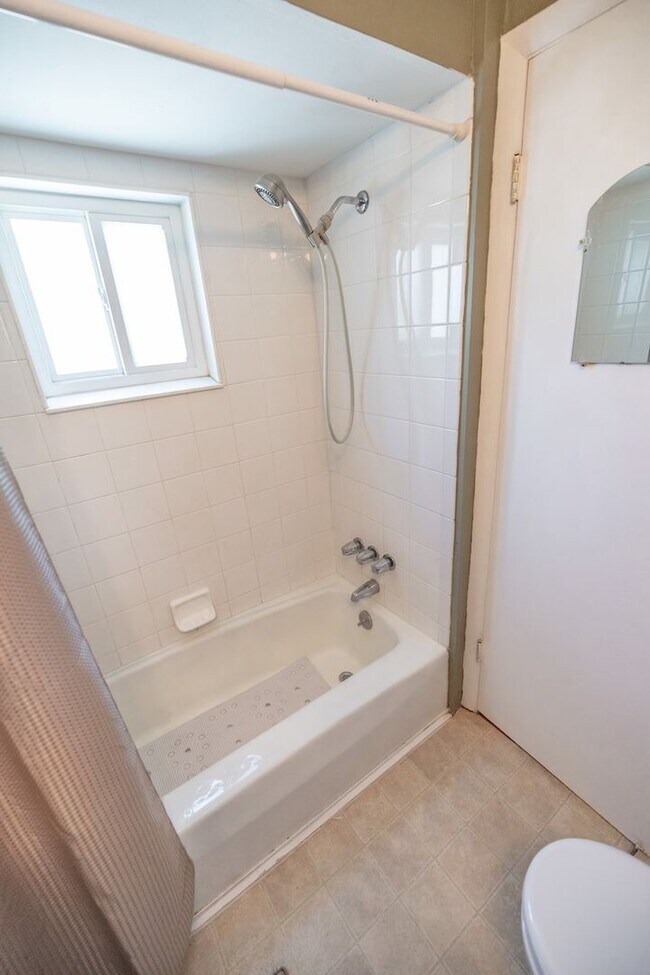 Building Photo - Amazing 3 bed/3 bath rental.  New Flooring!!  Solar Panels!!
