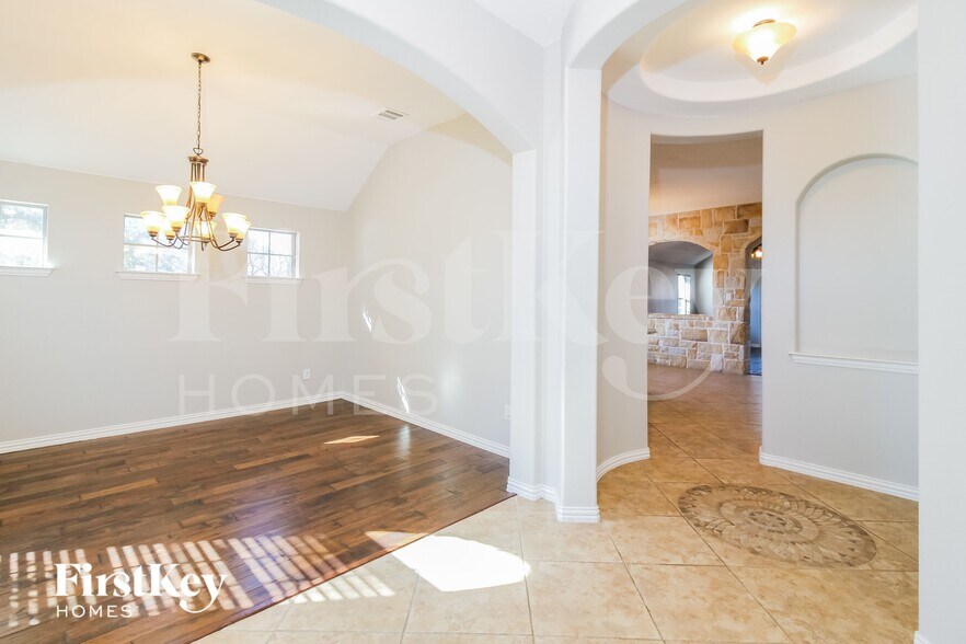 Building Photo - 206 Lavaca Dr