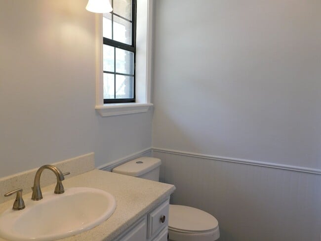 Building Photo - 2 Bed 2 Bath Duplex Newly Renovated