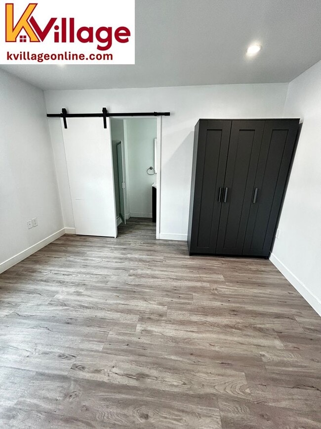 Building Photo - 1528 1/2 W 36TH PL - 304 (unfurnished)