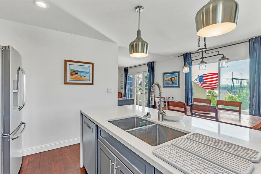 Kitchen - 5653 Riley St