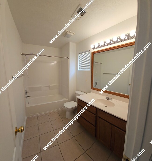 Building Photo - Gated Community available NOW!