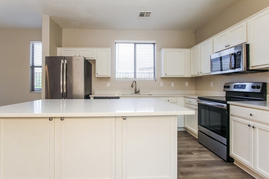 Building Photo - 3020 S 94th Ave