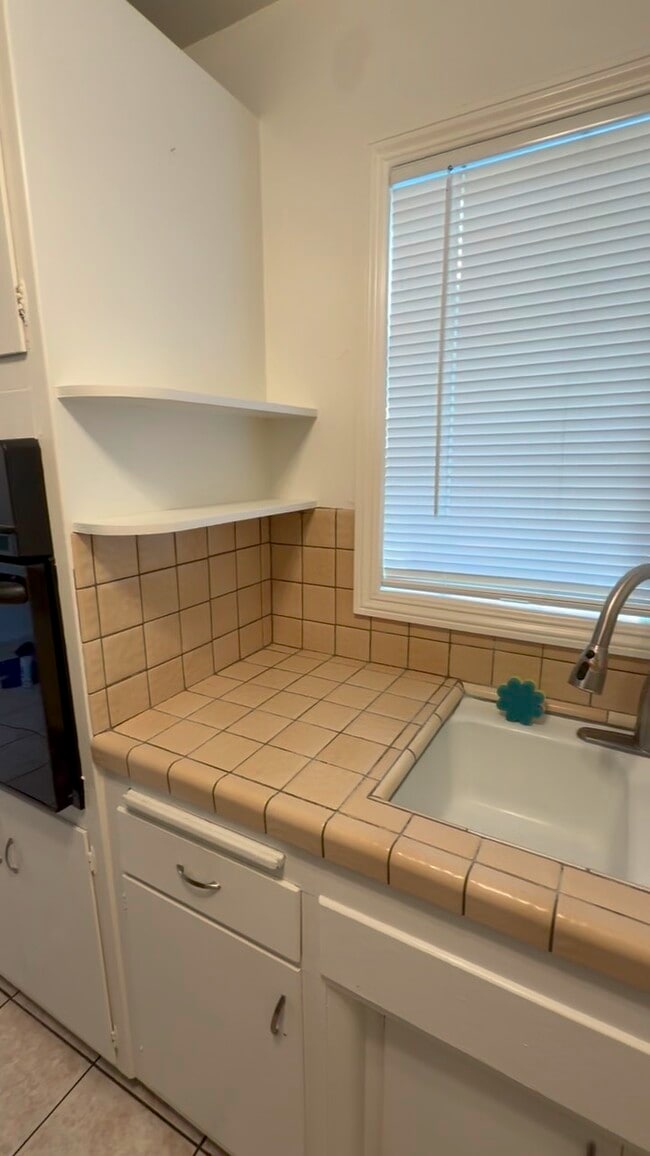 Building Photo - 618 Clubhouse Ave