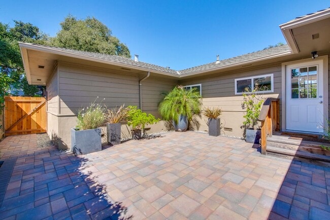Building Photo - Beautifully remodeled 2 bed, 2 bath home.