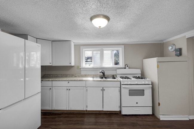 Building Photo - 607 1st Ave