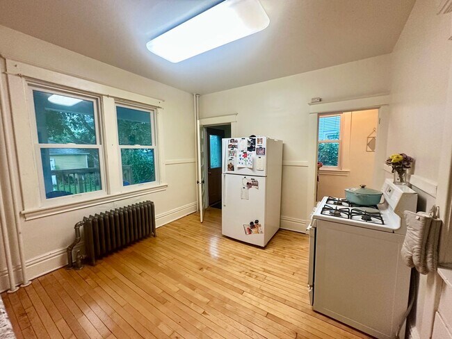 Building Photo - Spacious 3-Bedroom w/ Sundeck & In-Unit La...