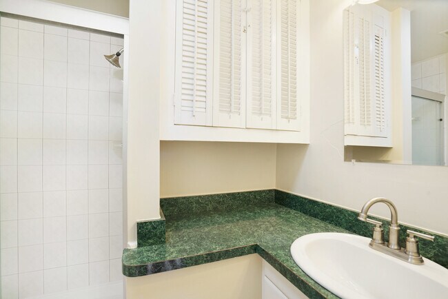 Building Photo - 4339 Cedarlake Ct