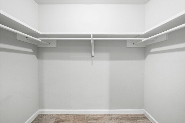 Building Photo - 6014 E University Blvd