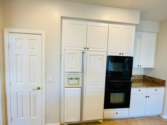 Building Photo - COMING SOON: Hardwood floors, freshly pain...