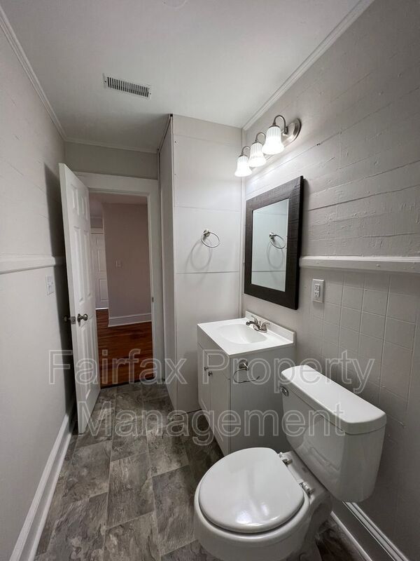 Building Photo - 102 W Summit Ave