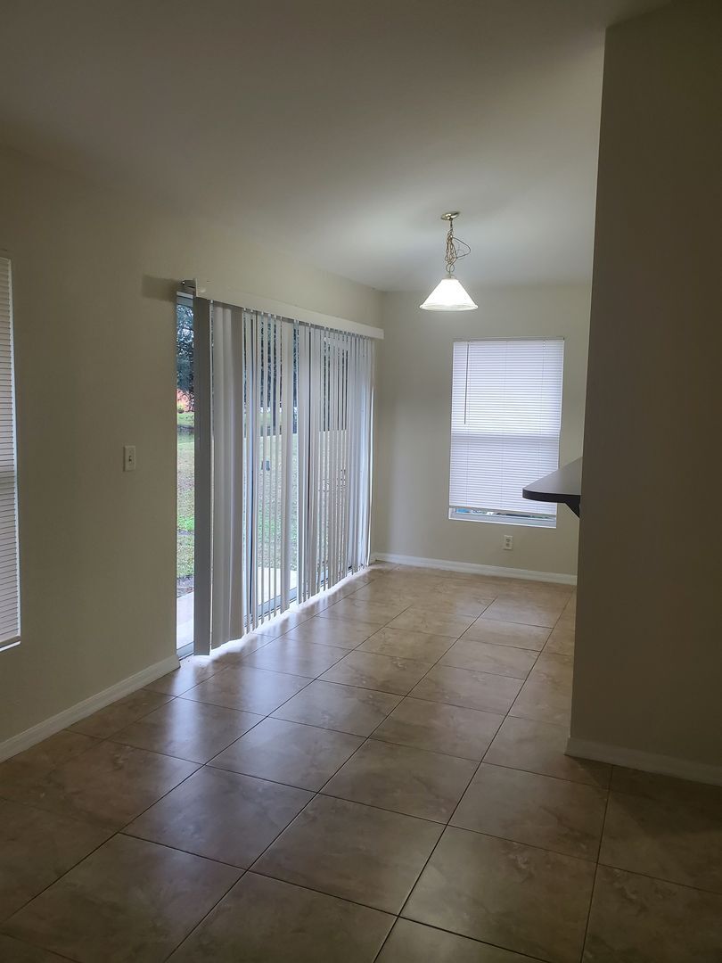 Building Photo - Greenbriar Location!  3 bedroom 2 bath 2 car garage!