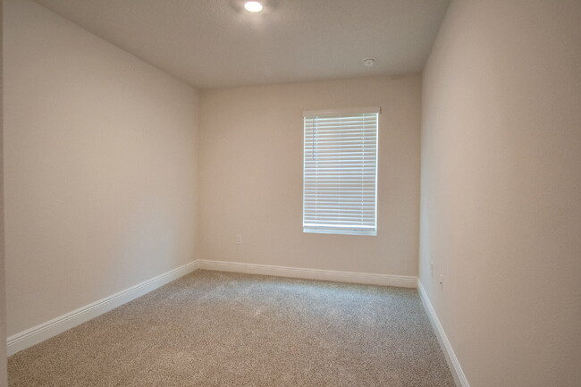 Building Photo - 3 Bed, 2.5 Bath Townhome – Prime Central L...