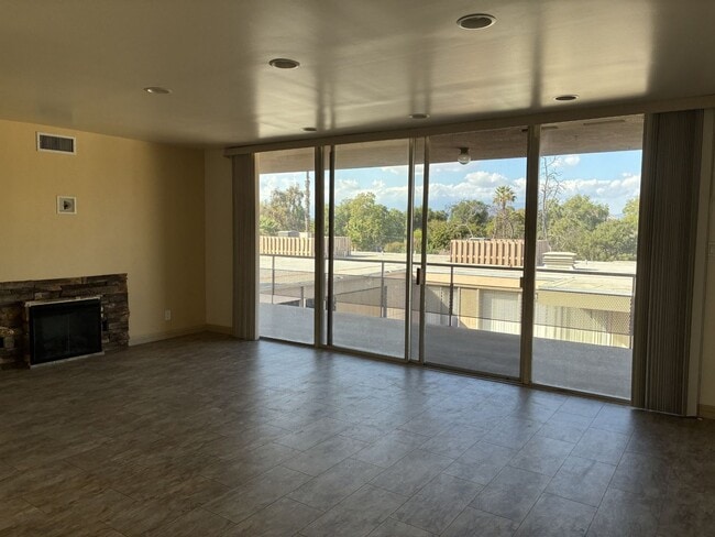 Building Photo - Available Now! 2 Bedroom, 2 Bathroom Riverside Penthouse with Views!