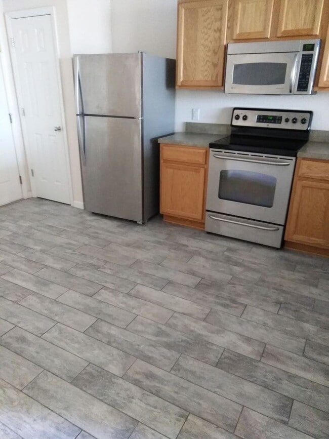 Building Photo - Beautiful 3BR/2.5BA Townhome with Water View in Fore Ranch