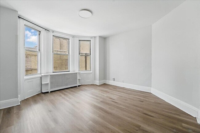 Building Photo - 335 47th St