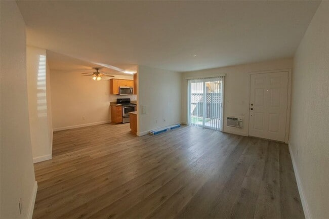 Building Photo - 2BR/1BA Clairemont Condo Freshly Painted, New Vinyl Plank Flooring Throughout Patio, 1 Parking Space