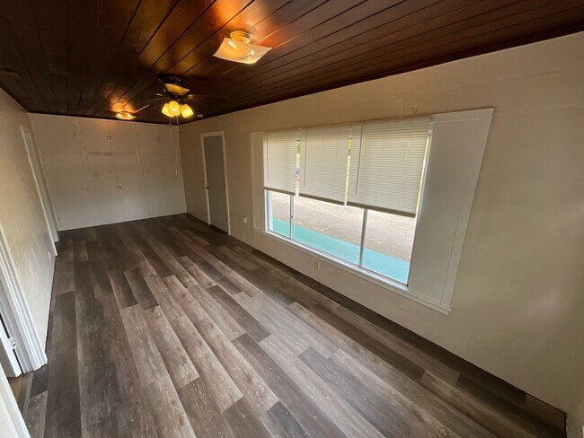 Building Photo - Cozy 1/1 Cottage at Hill Loop in Bonifay with Water/Sewer, Garbage, and Lawn Maintenance Included!