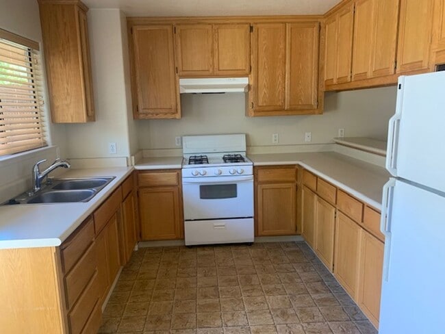 Building Photo - 2 Bedroom, 1 Bath apartment