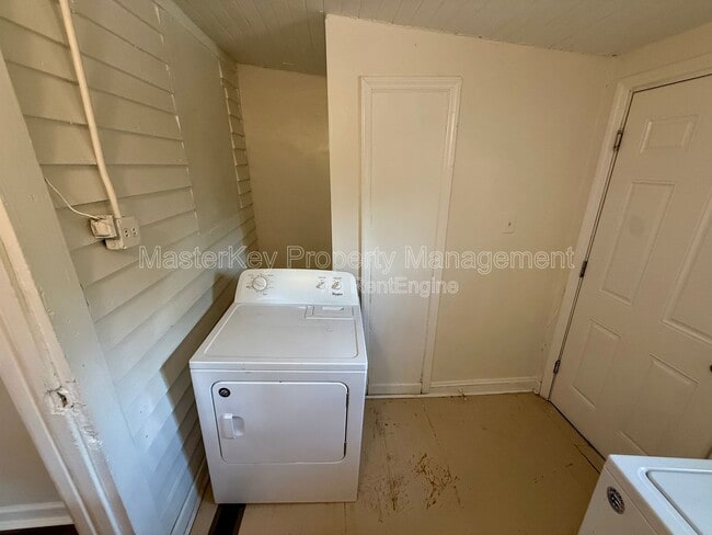 Building Photo - 302 Raynor St
