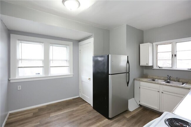 Building Photo - 506-508-508 Melville St