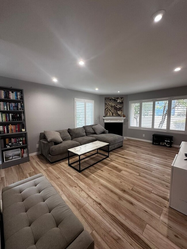 Building Photo - Beautiful, Charming 2-story townhome 2 bedroom and 1.5 bath located on the cusp of Clairemont and...