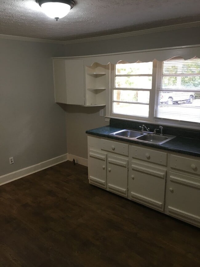 Building Photo - Large 2/1 Home, includes bonus room- Sherwood Forest- $995