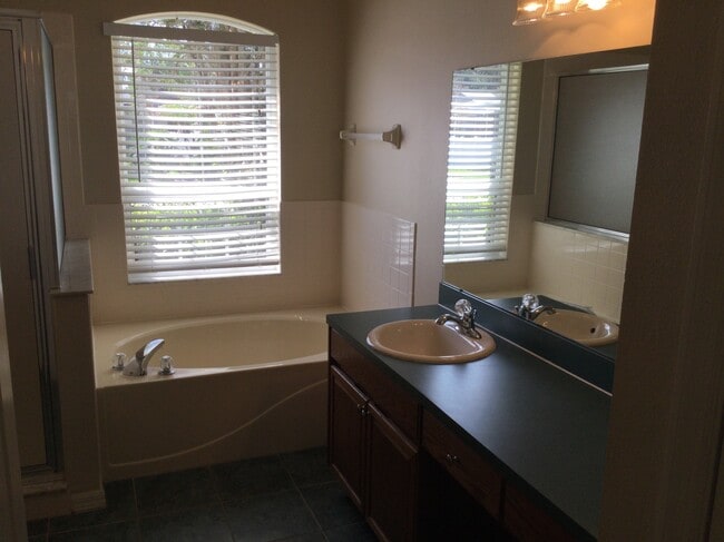 Building Photo - 2408 Groveway Dr