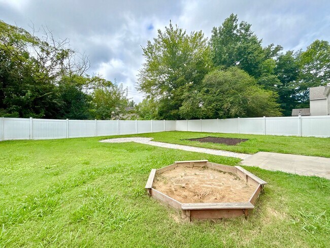 Building Photo - Beautiful 4 Bedroom Home In Chesapeake!