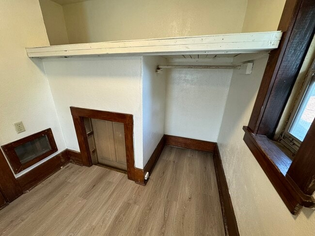 Building Photo - 418 N Van Buren St