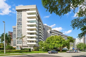Building Photo - Charming 2-Bedroom, 1-Bathroom Fully Furnished Condo in the Heart of Downtown St. Petersburg