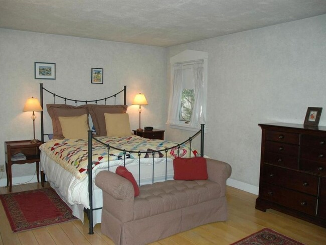 Building Photo - Fully Furnished Short Term Rental (March 7 to June 28, 2025) By Downtown Menlo Park!