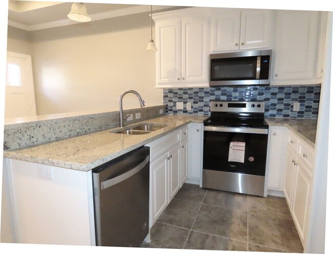 Building Photo - Beautiful 2 Bedroom, 2 Bath Duplex Near Ty...